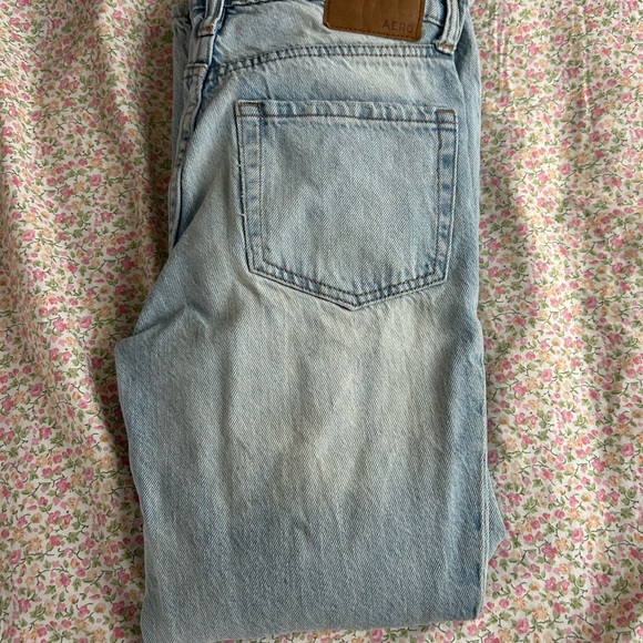 Aeropostale Light Washed Ripped Blue Mom Jeans - Picture 3 of 3